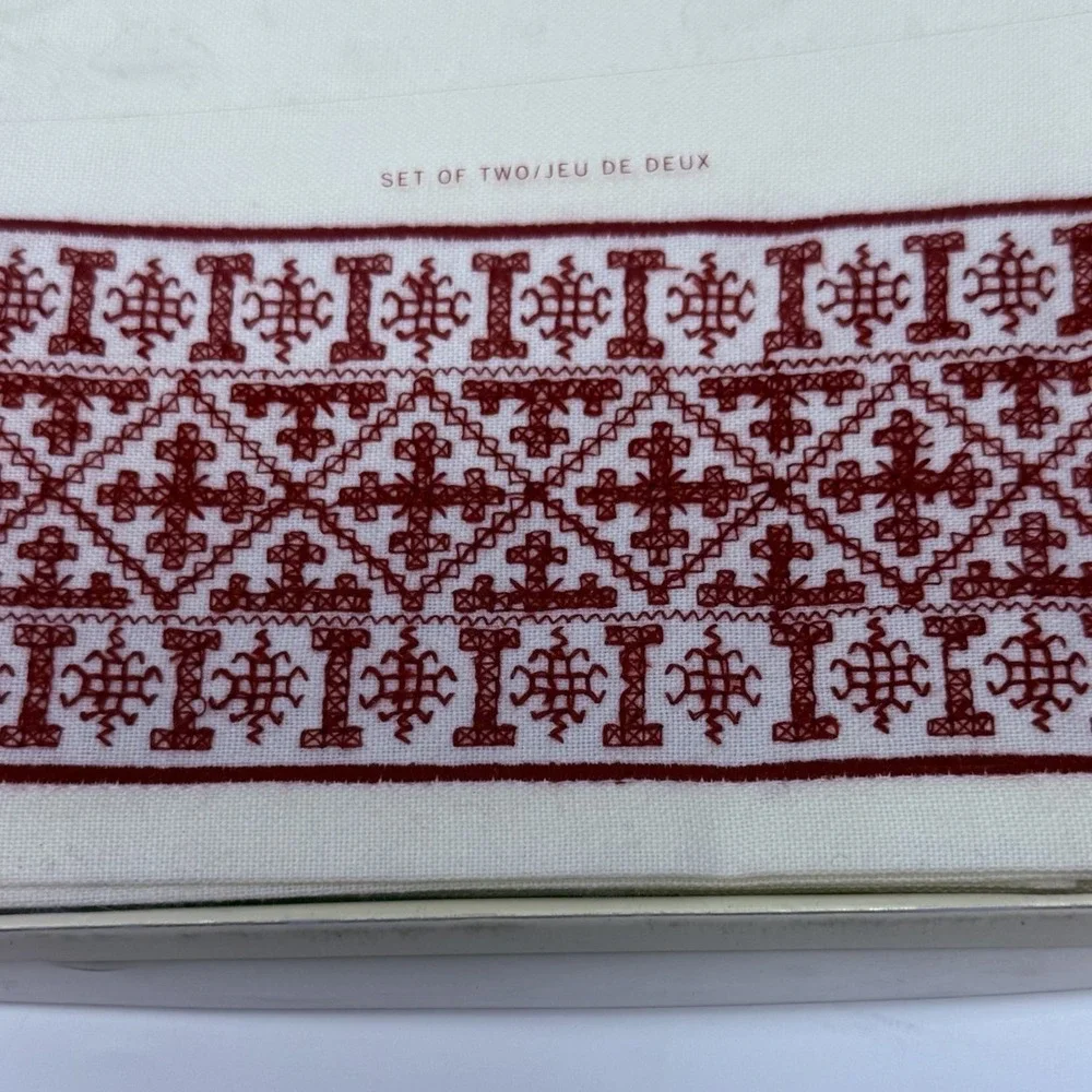 Pottery Barn Flora Embroidered Guest Towels Set Of 2 in Box - Red/Cream